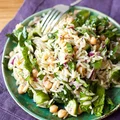 Sałatka z makaronem orzo, ogórkiem, ciecierzycą i szpinakiem