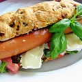 Domowy hot dog z camembertem