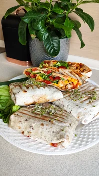 Tortilla grillowana z kurczakiem i warzywami