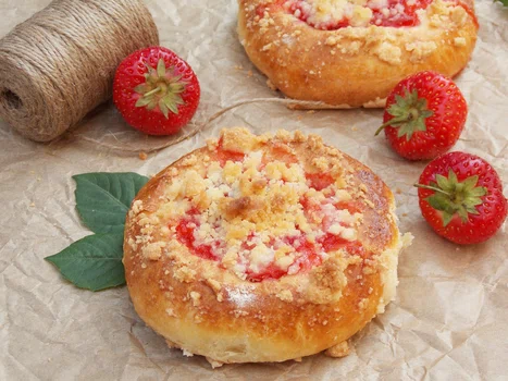 Drożdżówki z truskawkami