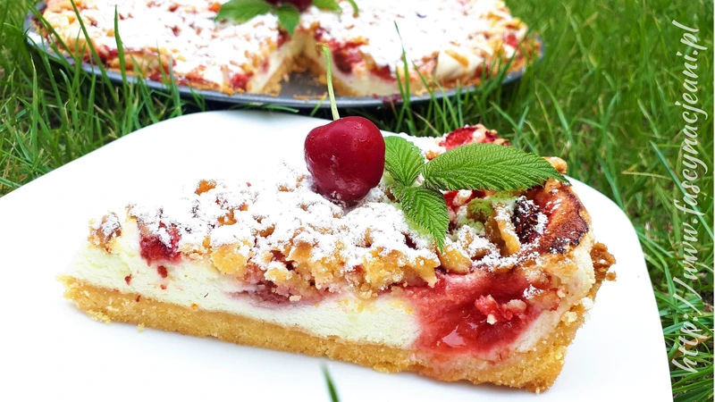 Tarta z truskawkami i waniliową pianką