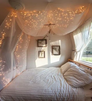 Romantyczne światełka nad łóżkiem