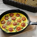 Frittata z pomidorkami i mozarellą