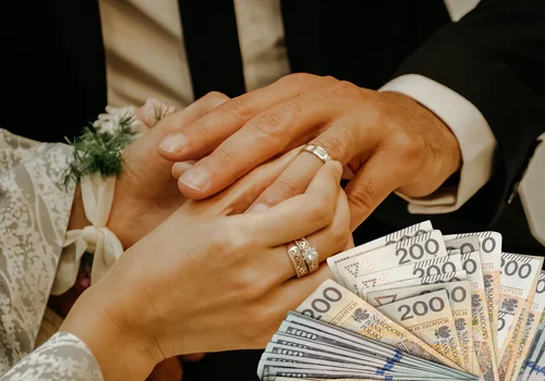 Młodzi Polacy zadłużają się na organizację wesela! Cena za "talerzyk" dla jednej osoby zwala z nóg