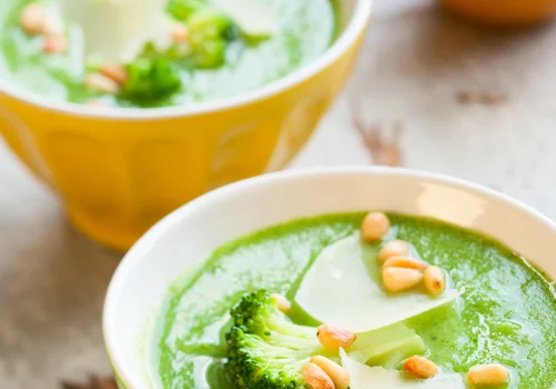 Zupa brokułowa, która smakuje jak w najlepszej restauracji! Zielony krem z chrupiącymi dodatkami podbije Twoje serce!