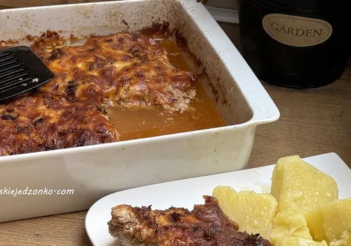 Schab zapiekany pod mięsem mielonym i żółtym serem