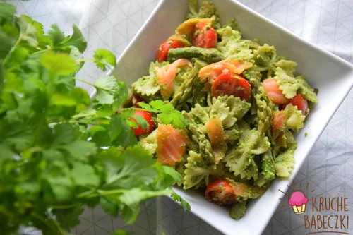 Sałatka ze szparagami, pesto z rukoli, wędzonym łososiem, pomidorkami i makaronem