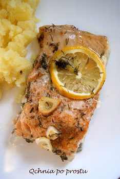 Filety z pstrąga łososiowego pieczone z czosnkiem i cytryną