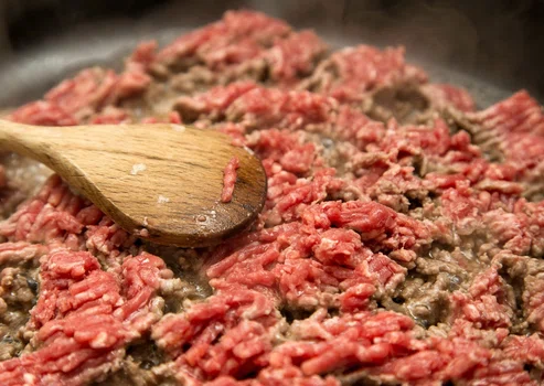 Nie popełniaj tego błędu, gdy podsmażasz mięso mielone na patelni! Może przez to stracić smak!