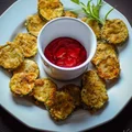Cukiniowe chipsy w ziołowo-serowej panierce