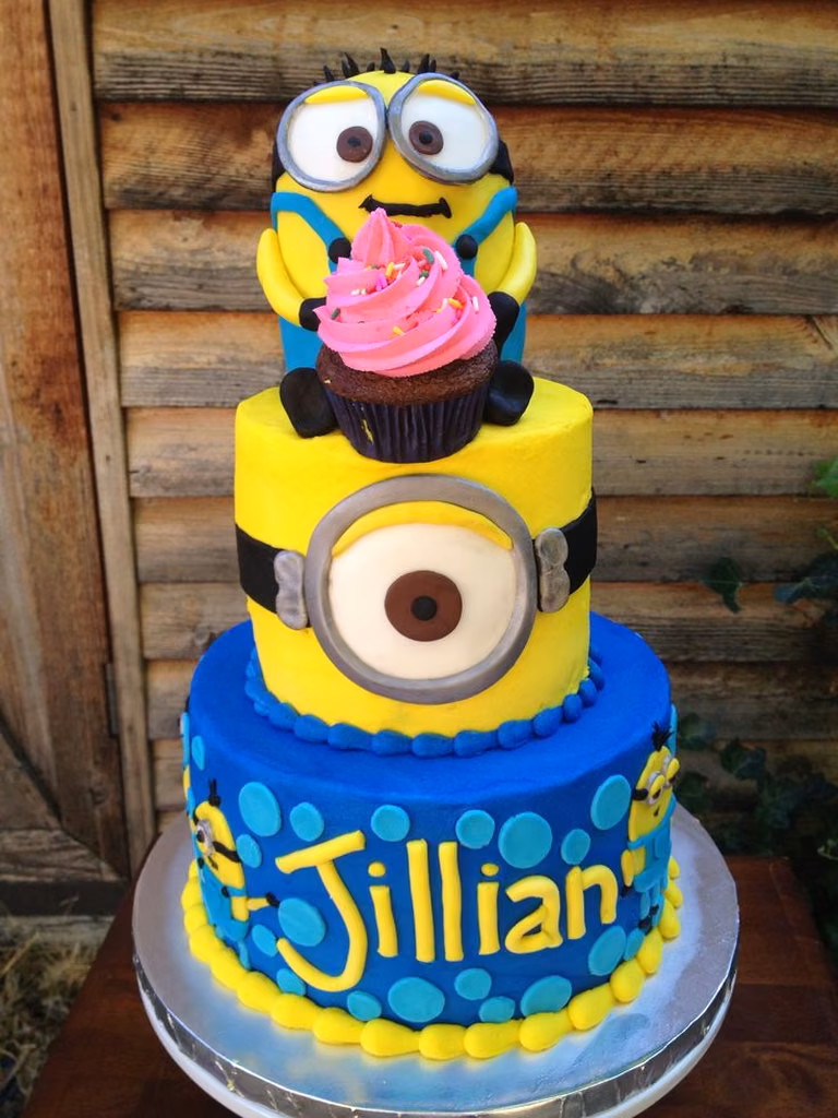 Torcik z minionkami