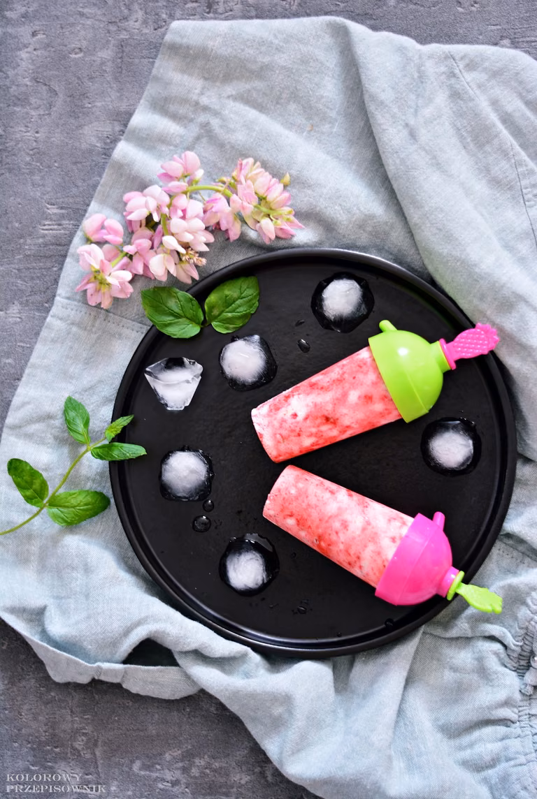 Lody truskawkowe z ciasteczkami