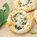 Śniadaniowe mini tarty z czosnkiem niedźwiedzim i szynką parmeńską