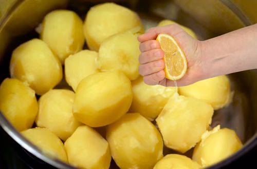 Przełom w gotowaniu ziemniaków? Sprawdź, co naprawdę daje sok z cytryny w garnku!