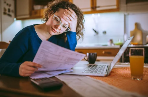 "Mąż straszy mnie, że po rozwodzie zabierze połowę mieszkania kupionego za pieniądze od moich rodziców.” — pisze Magdalena [LIST]