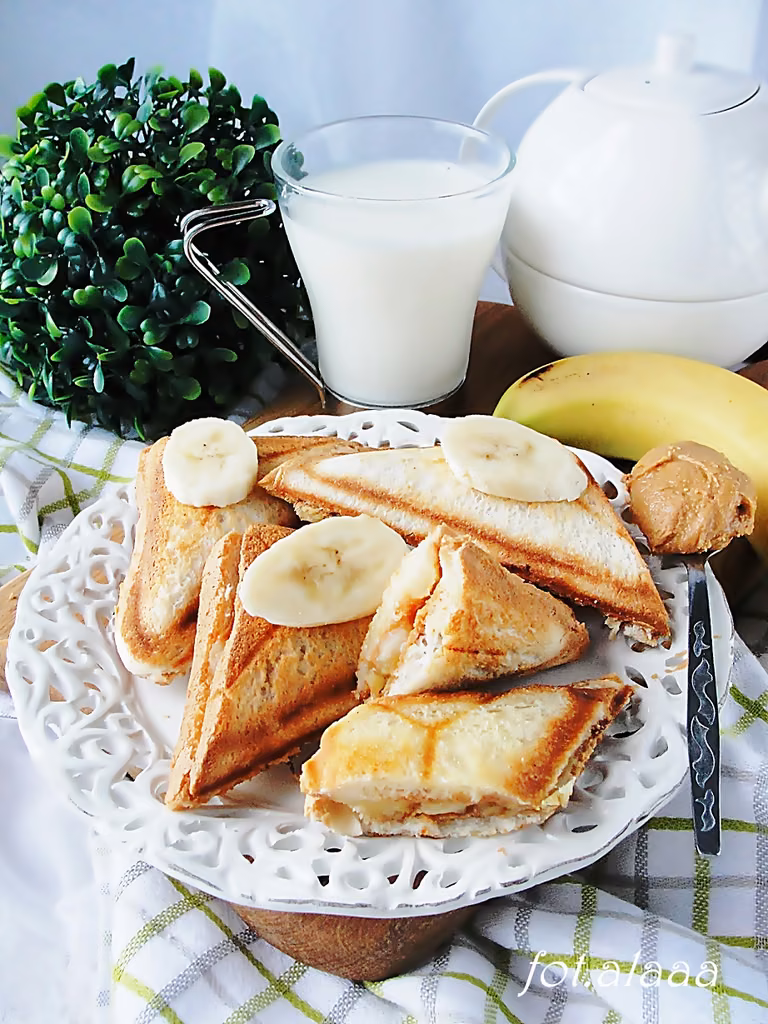 Tosty z masłem orzechowym i bananami