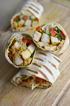 Tortilla z kurczakiem i kiełkami