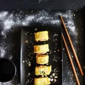 Dietetyczne Roladki omletowe alla Sushi z łososiem i sezamem