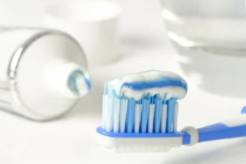Zapytaj stomatologa: Białe plamki na zębach? Przyczyną może być nadmiar fluoru!