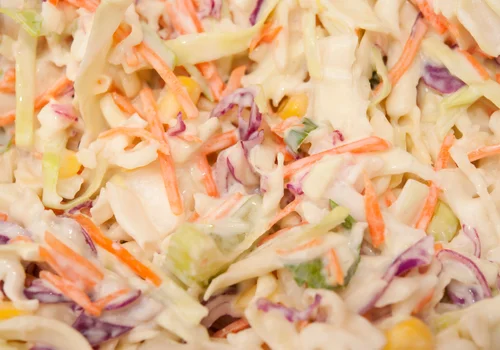 Ten przepis na Coleslaw to hit! Idealny do burgera, karkówki i szaszłyków