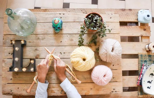 DIY: Subtelne detale do Twojego domu, które wykonasz samodzielnie na drutach
