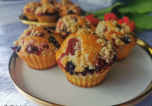 Muffinki jogurtowe z owocami i kruszonką