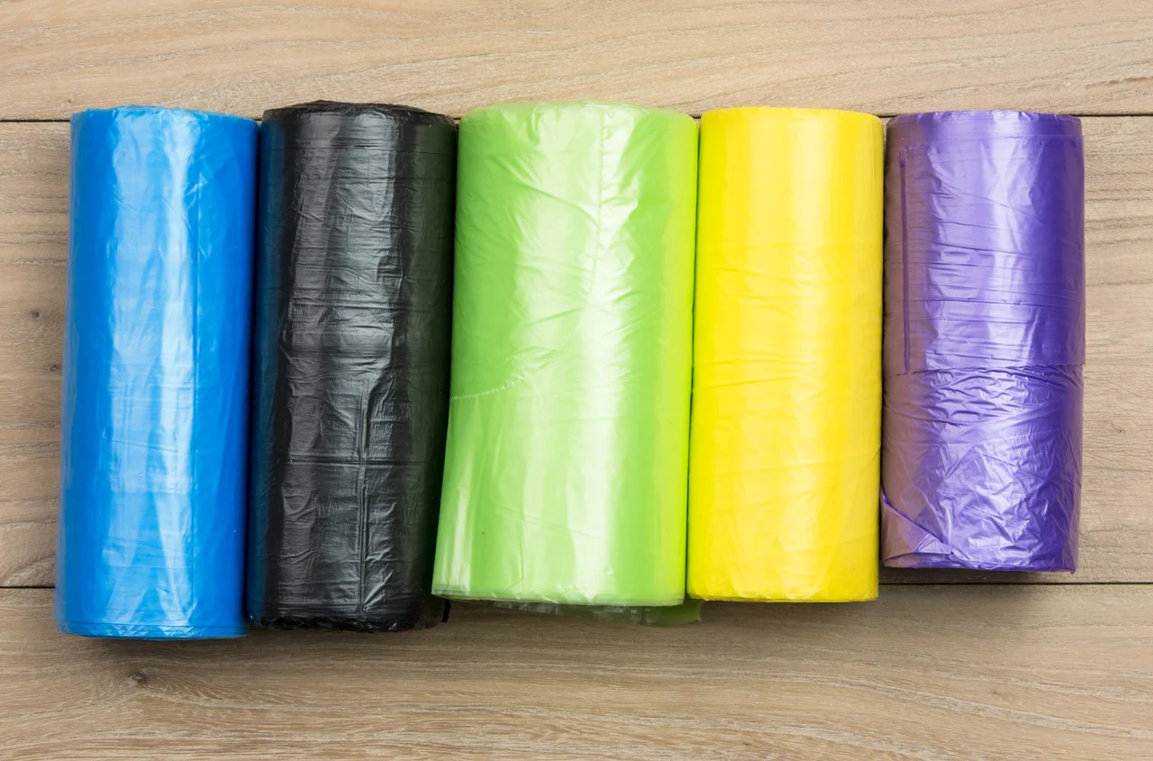 Od października nowe zasady dla tych właścicieli nieruchomości! Będą musieli używać NOWEGO KOLORU worka na odpady