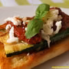 Bruschetta z cukinią, mozzarellą i suszonymi pomidorami