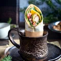 Tortilla z miodowymi udkami, serem i warzywami
