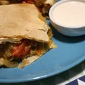 Pieczona fajita z kurczakiem z sosem jogurtowo - paprykowym