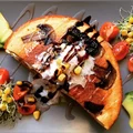 Omlet kukurydziany smażony na pieczarkach