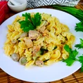 Makaron z bobem i cukinią w sosie śmietanowym