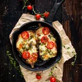 BAKŁAŻANY Z POMIDORAMI I MOZZARELLĄ