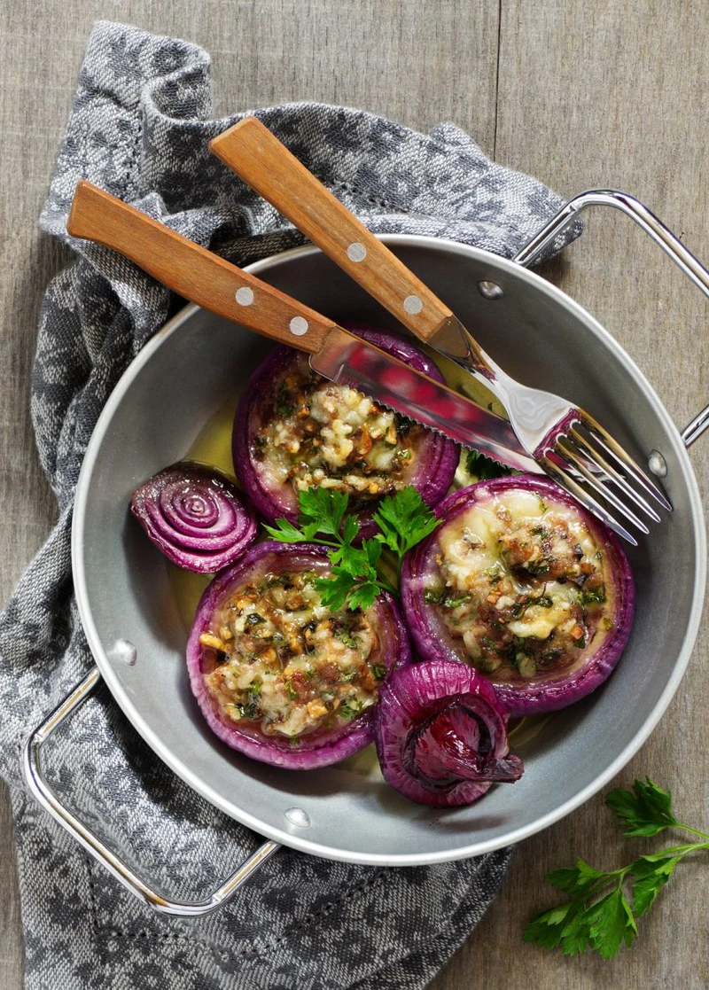 CEBULE FASZEROWANE KASZĄ BULGUR, OLIWKAMI I SEREM