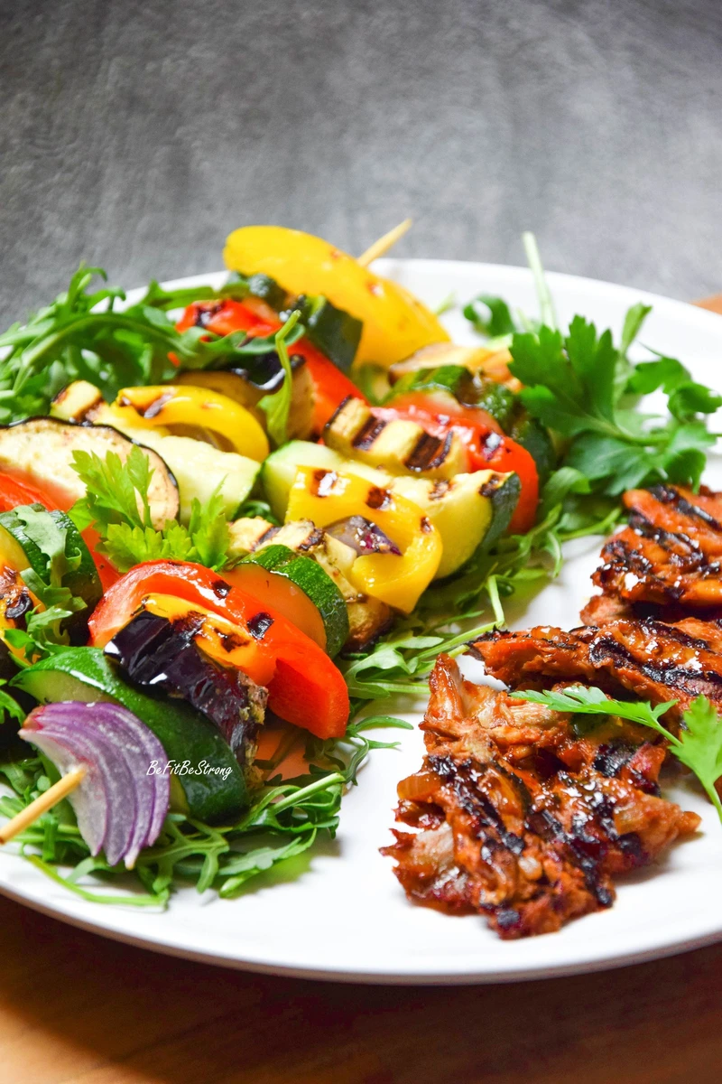 Grillowane szaszłyki warzywne i boczniaki w sosie BBQ FIT