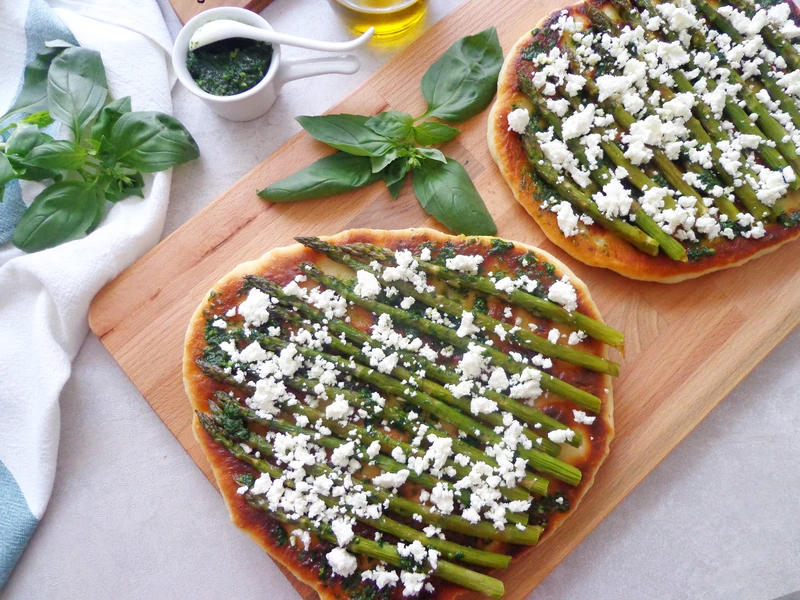 Focaccia z pieczonymi szparagami, fetą i pesto z bazylii