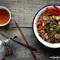 Stir fry z warzywami, kurczakiem w orzechach z makaronem gryczanym
