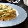 Spaghetti a'la carbonara z tartą cukinią i wędzonym boczkiem