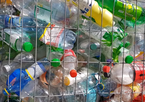 Zakaz sprzedaży wody w butelkach plastikowych? We Francji padł kontrowersyjny pomysł. A co na to Polska?