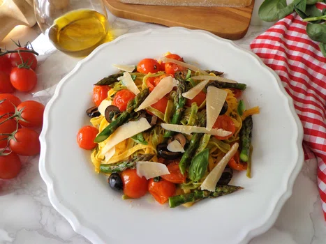 Makaron paglia e fieno z pieczonymi szparagami, pomidorkami i czarnymi oliwkami