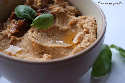 Hummus z suszonymi pomidorami