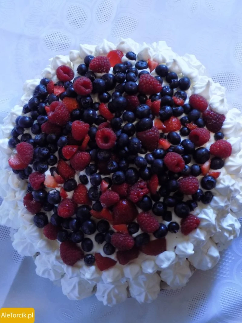 Pavlova z bitą śmietaną i owocami