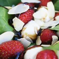 Sałatka z truskawkami i mozzarellą