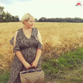 Sukienka maxi w zwierzęce wzory. Wyszczuplające wolanty