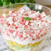 Warstwowa sałatka surimi