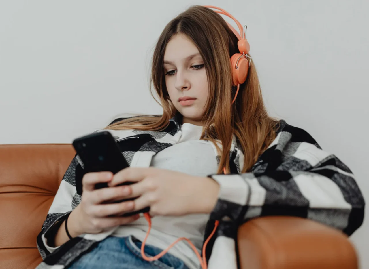 „Dzieci chcą TikToka, a ja nie wiem, jak je chronić w internecie.” – pisze Monika