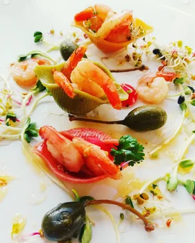 Krewetki w conchiglioni z limonką i świeżą kolendrą