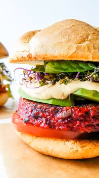 Burgery z buraków i kaszy jęczmiennej