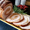 Pieczona rolada z boczku i mielonego mięsa.