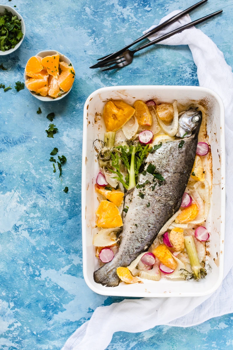 Pieczony pstrąg z fenkułem i pomarańczami